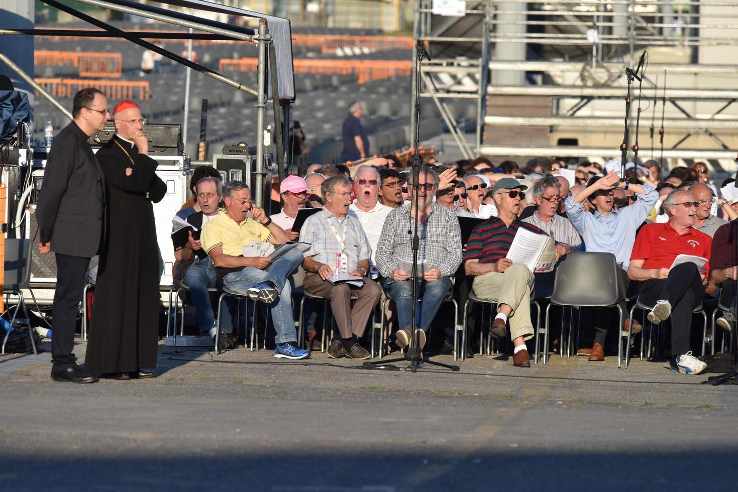 gênova, itália - 26 de maio de 2017 - preparação do coro para a missa do papa francis em kennedy place foto