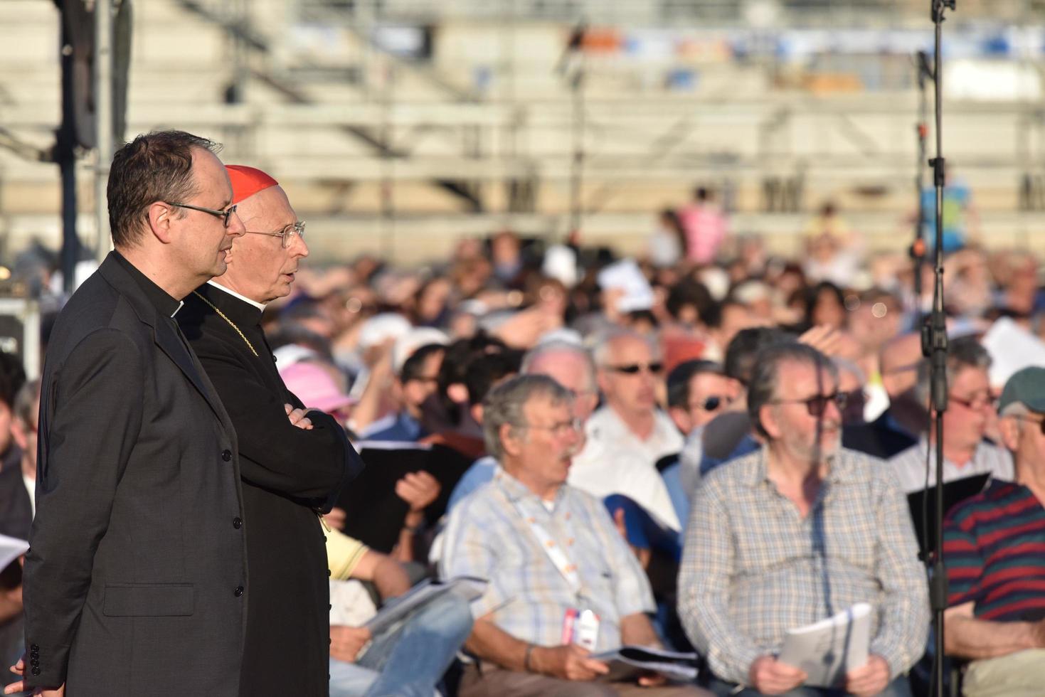 genova, itália - 26 de maio de 2017 - cardenal angelo bagnasco participando da preparação para a missa do papa francis em kennedy place foto