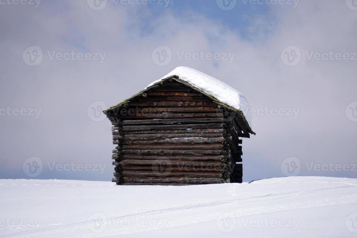 cabana de madeira no fundo da neve do inverno foto