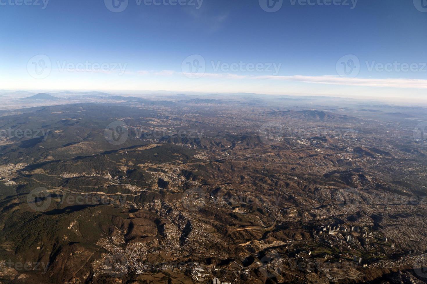 panorama de vista aérea da área da cidade do méxico do avião foto