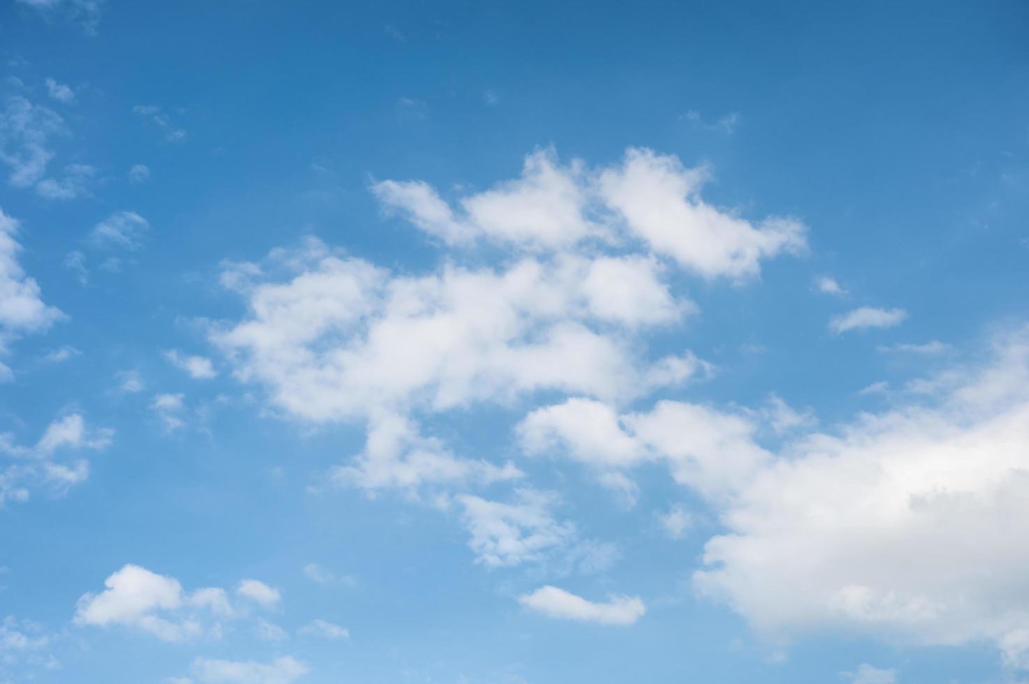 nuvens brancas no céu azul foto