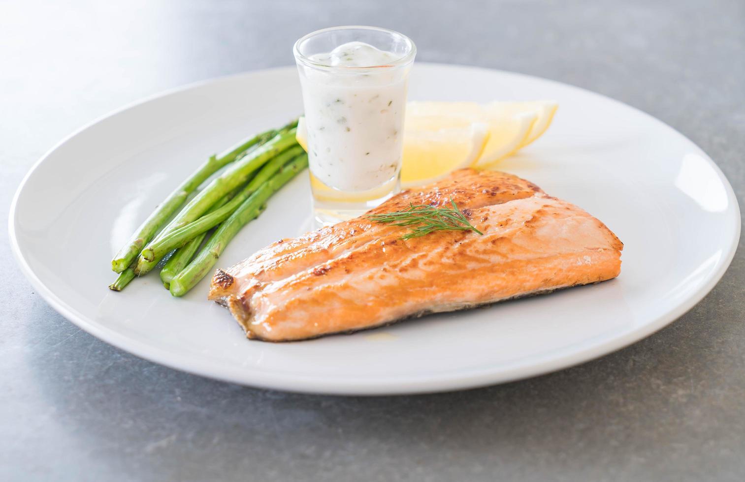 bife de salmão grelhado foto