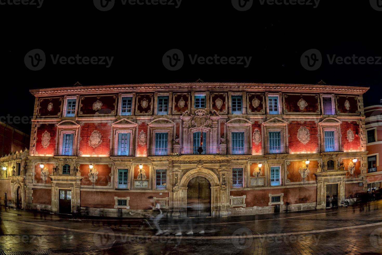 vista do palácio episcopal de murcia à noite foto