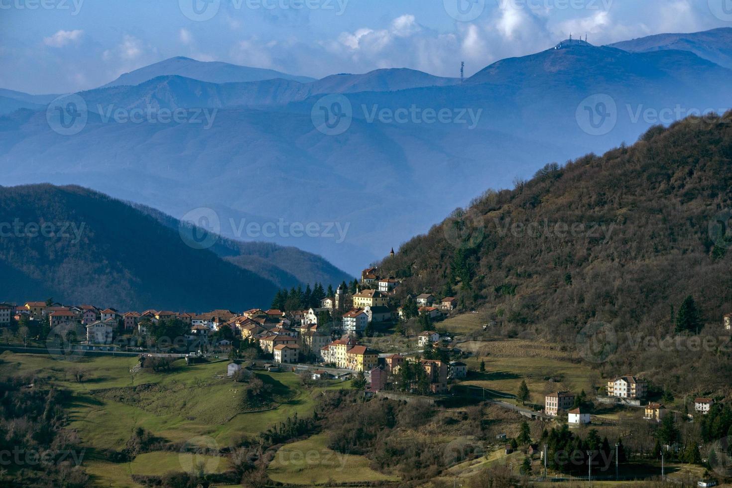 aldeia crocefieschi parque antola paisagem montanhosa no inverno foto