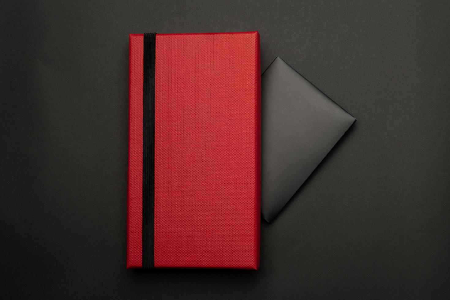 caixa de presente vermelha com cartão envelope preto foto