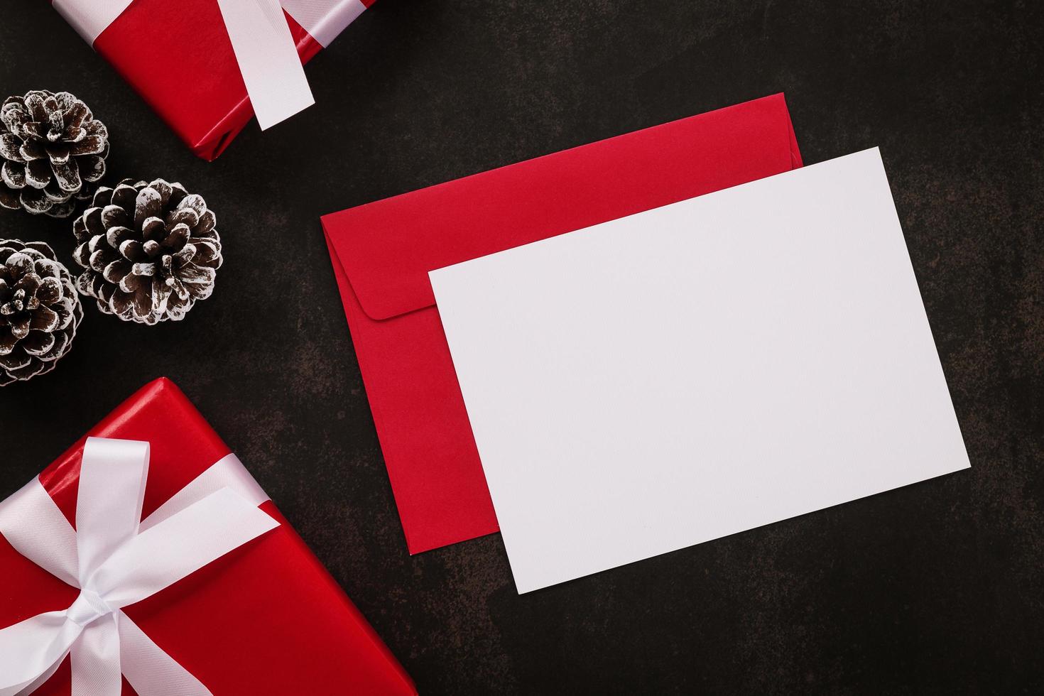 cartão branco em branco e maquete de envelope foto