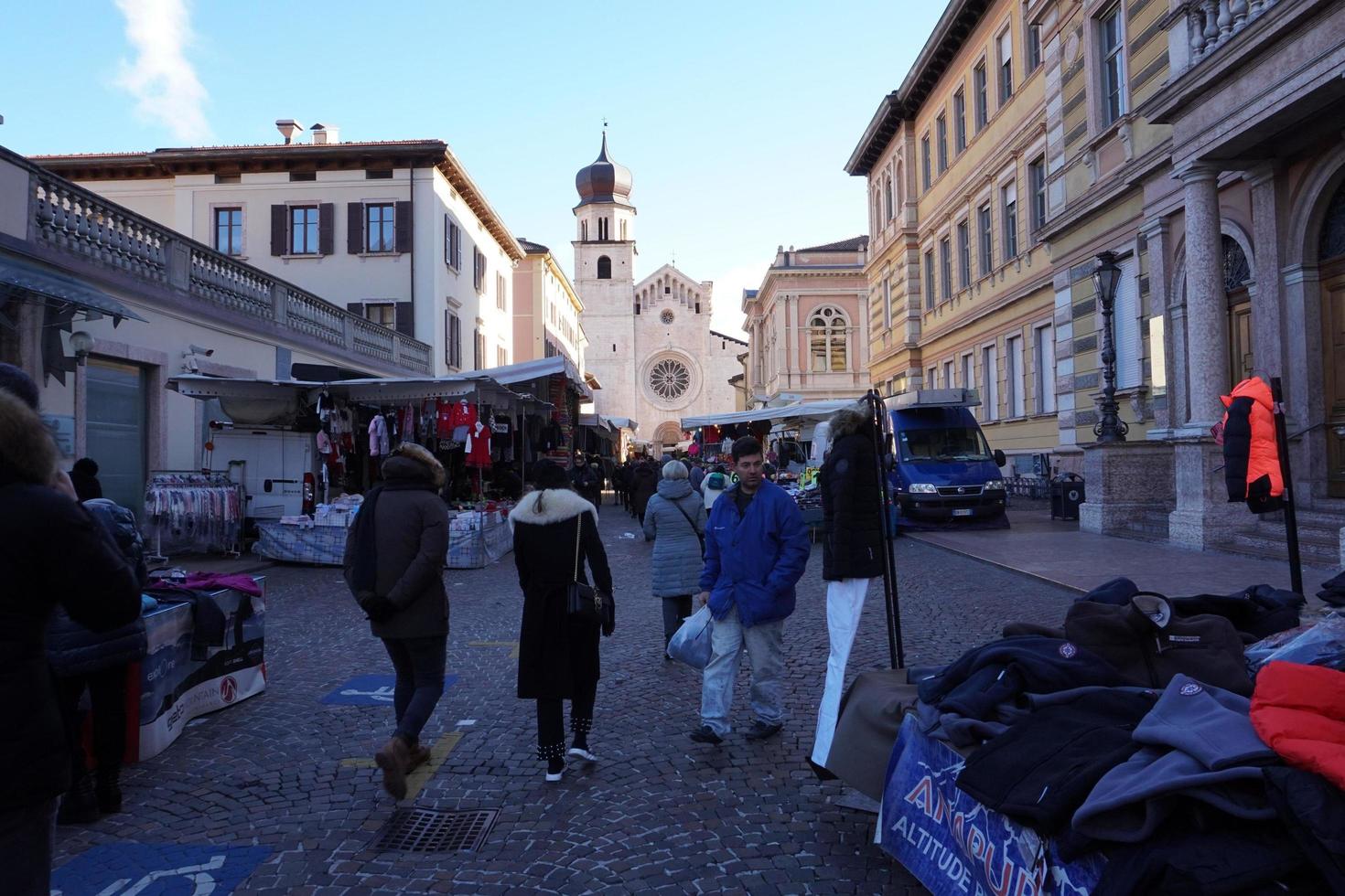 trento, itália - 9 de dezembro de 2017 - pessoas no tradicional mercado de natal foto