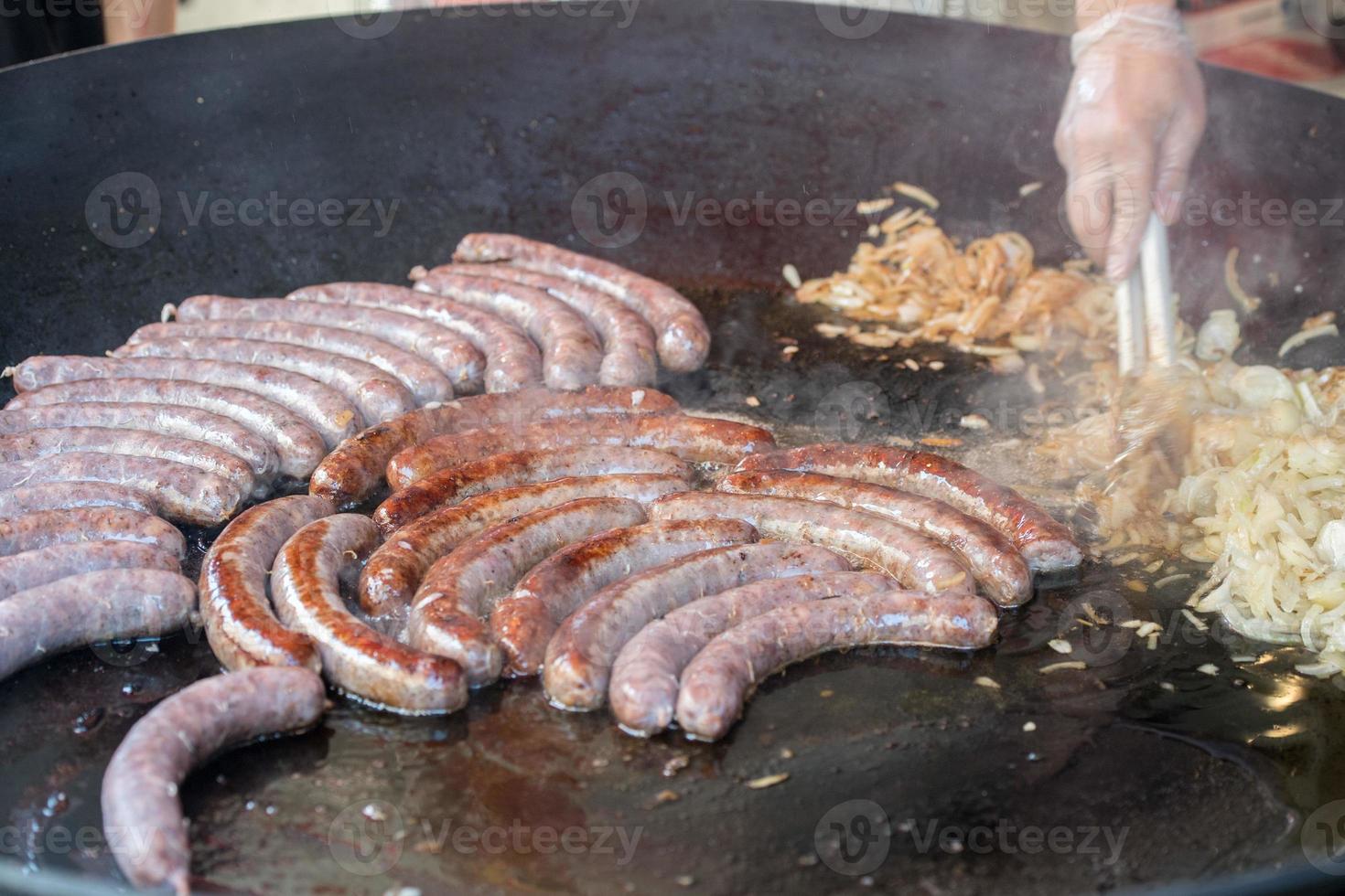 salsicha ao cozinhar no churrasco foto