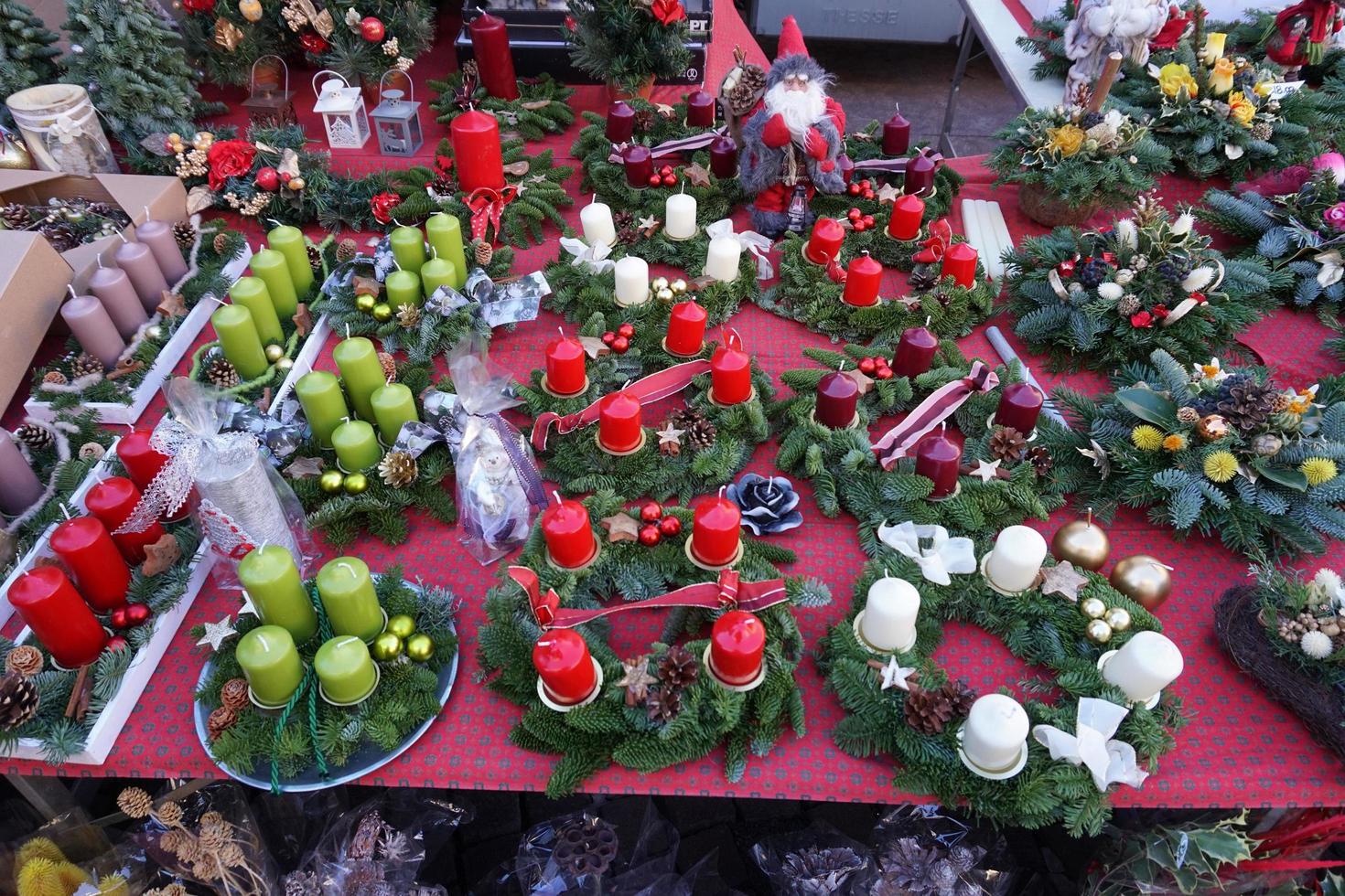 trento, itália - 9 de dezembro de 2017 - pessoas no tradicional mercado de natal foto