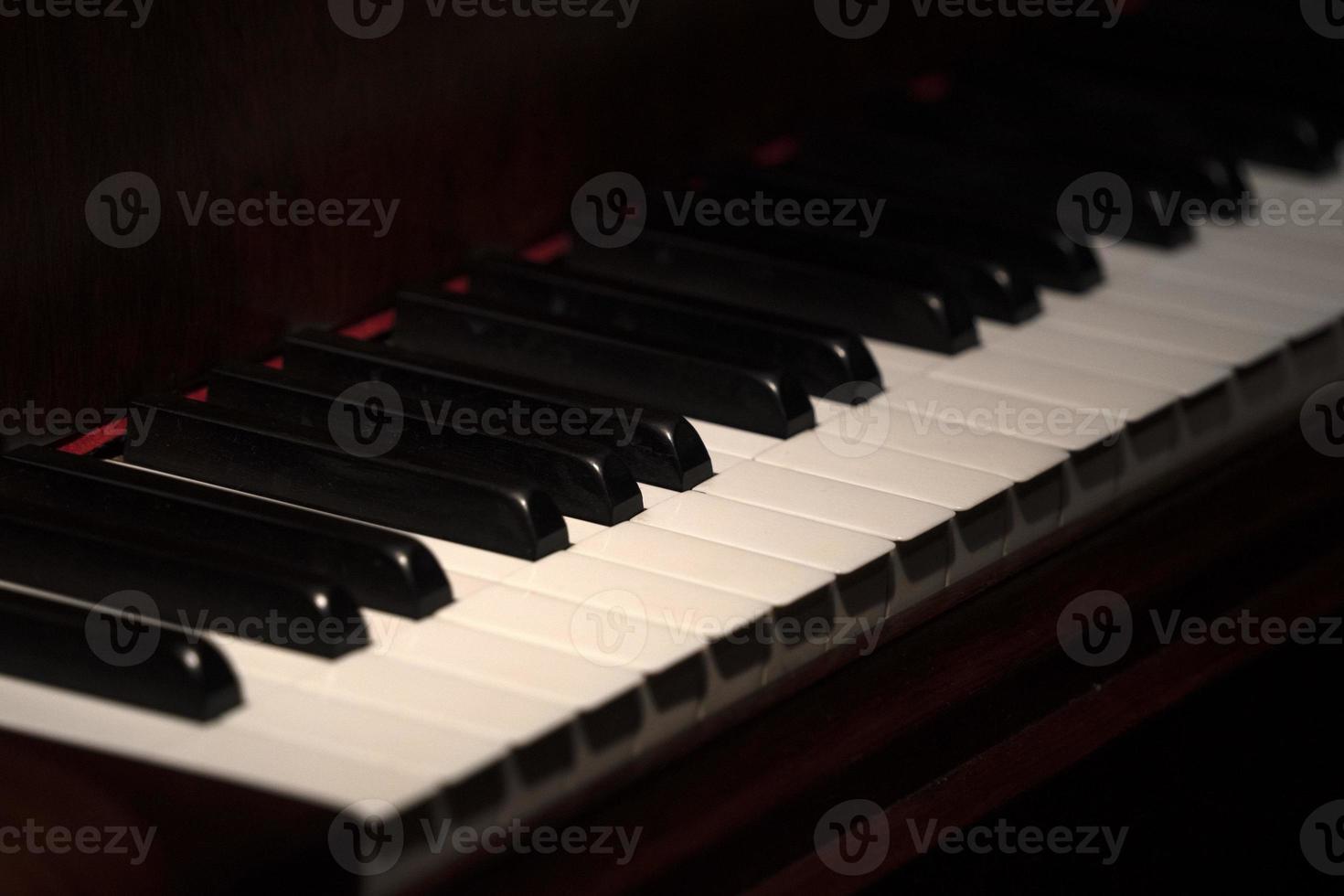 detalhe do teclado de piano antigo close-up foto