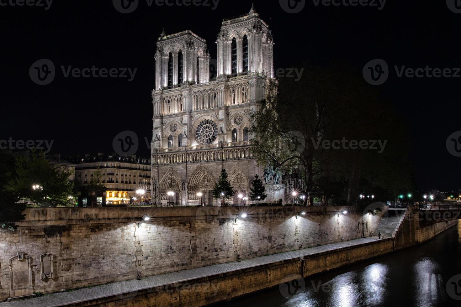 notre dame paris visão noturna foto