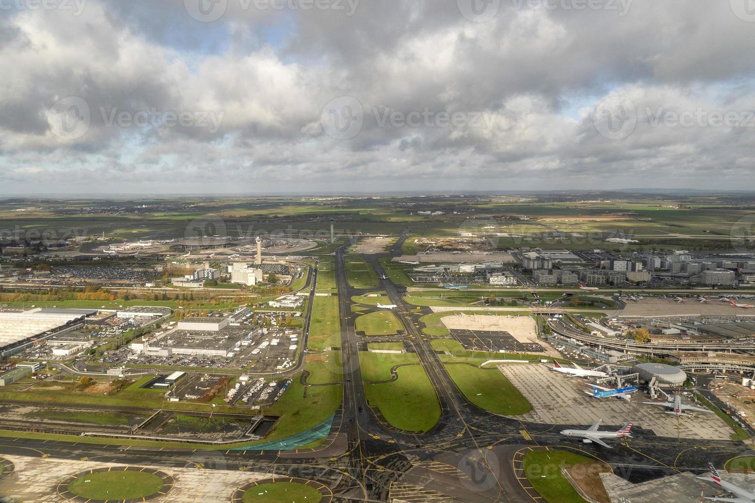 paris, frança - 7 de novembro de 2019 - aeroporto de paris cdg pouso e carregamento de carga e passageiros foto