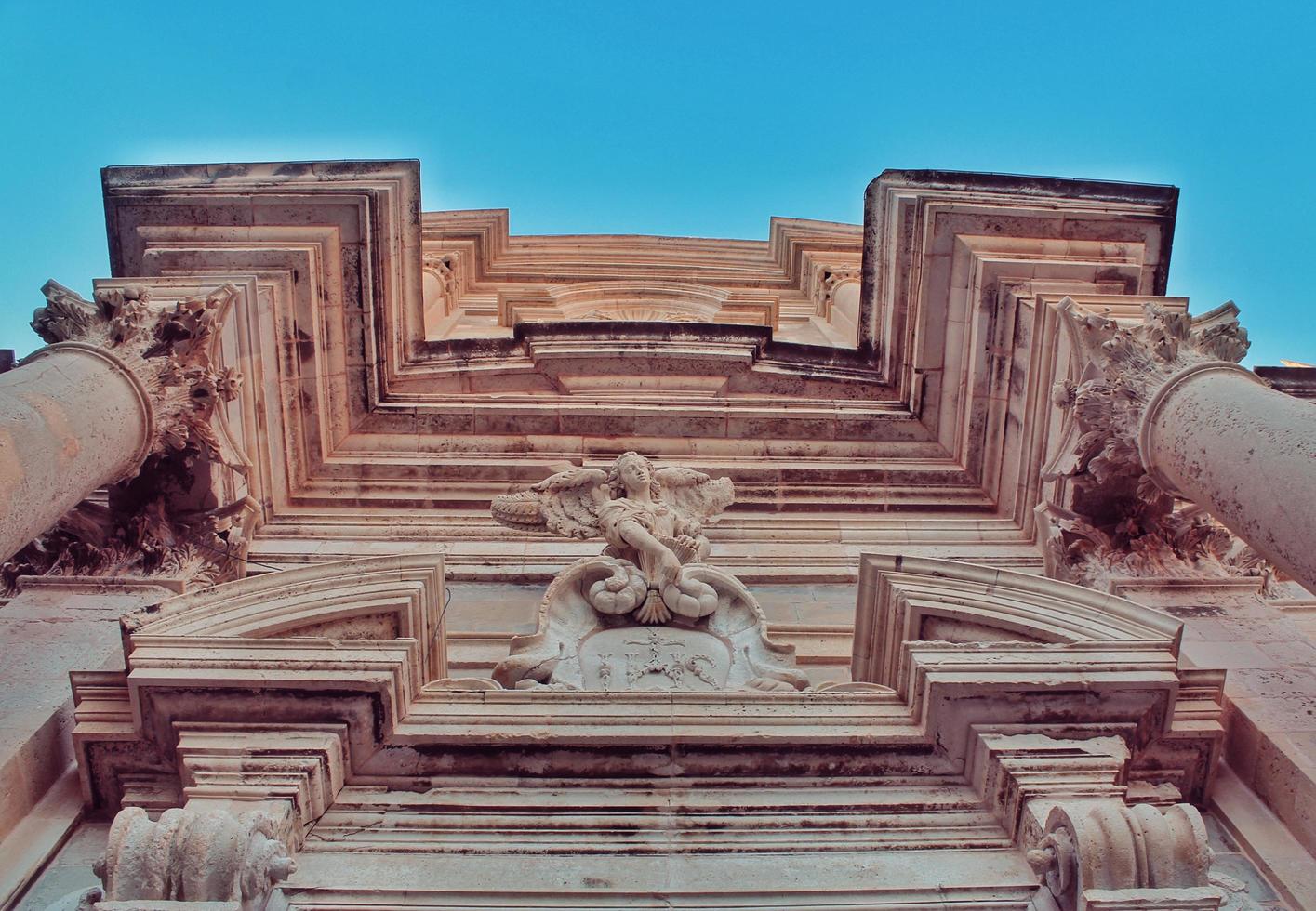 estátua branca na parede foto