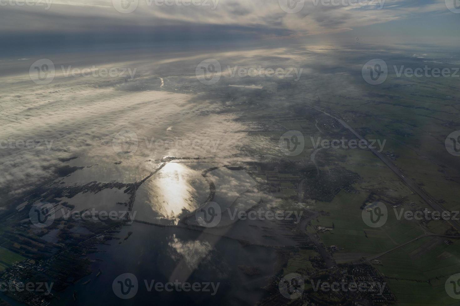 neblina e nuvens vista aérea da área de amsterdã foto