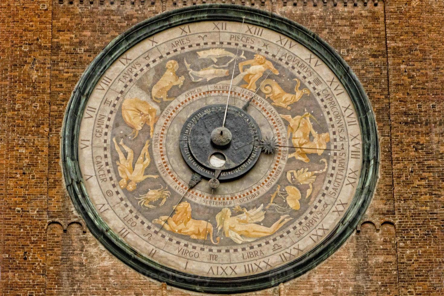 calendário de torre de cúpula gótica de cremona foto