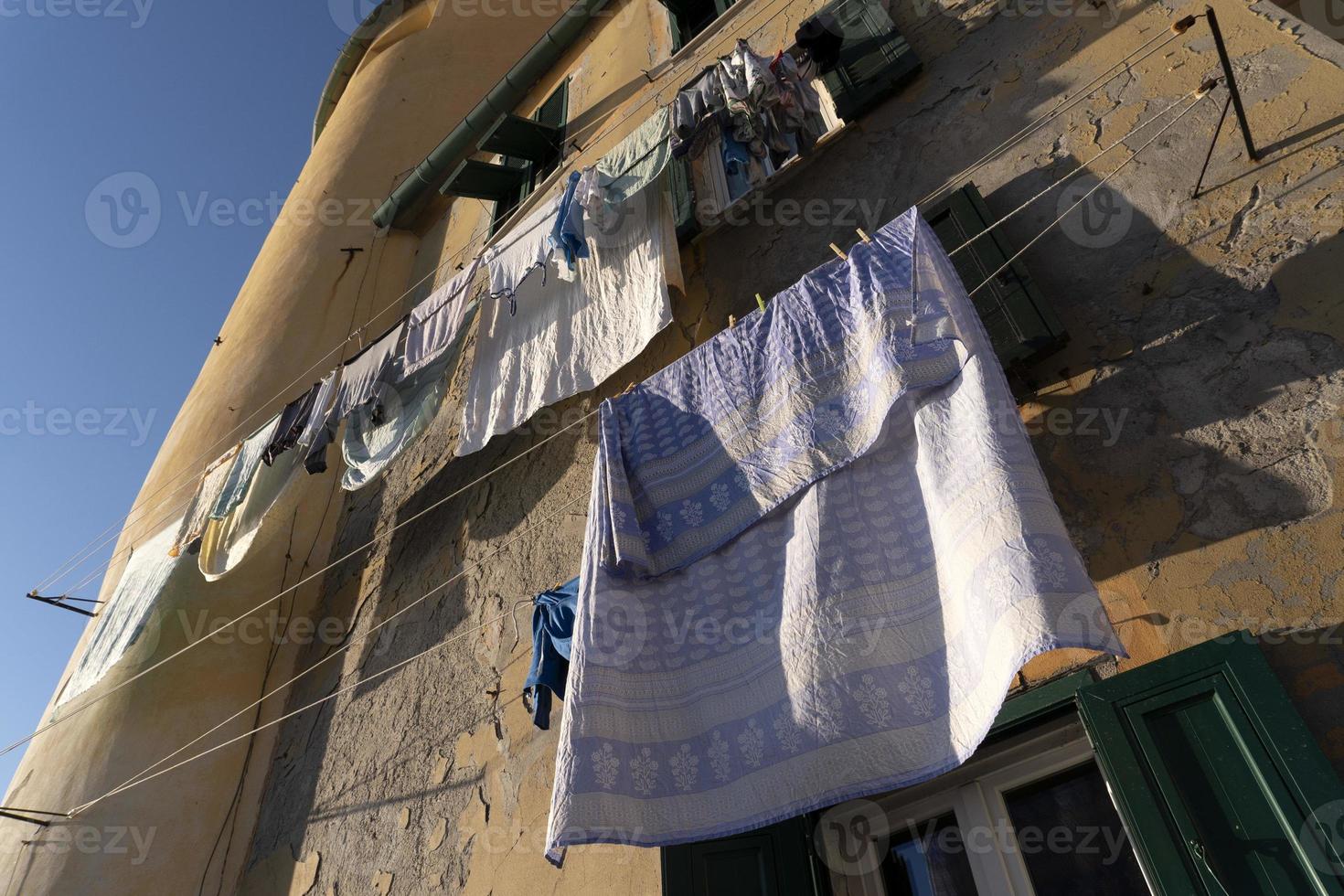 roupa de casa camogli secando ao sol foto