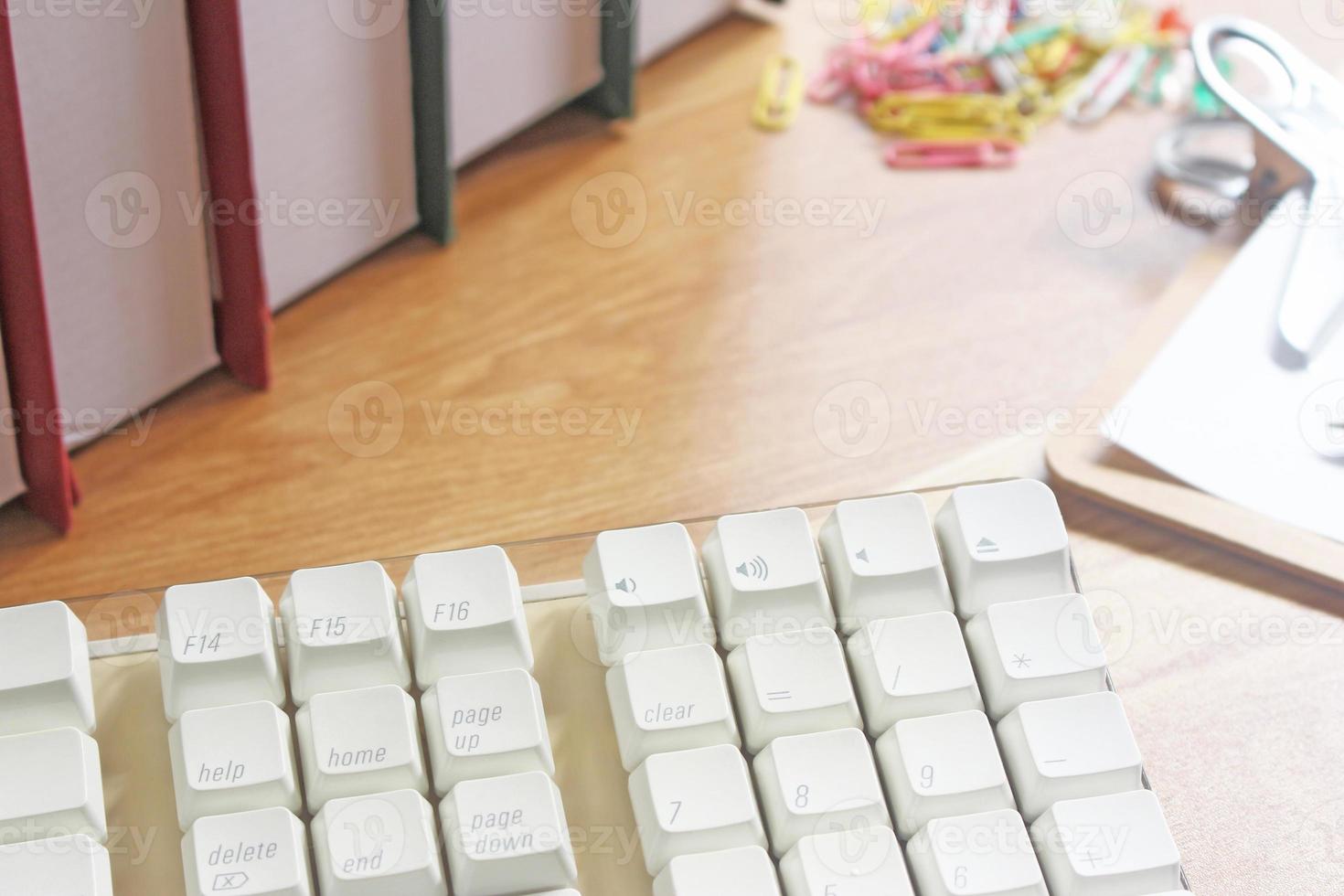 espaço de trabalho com equipamentos de escritório foto