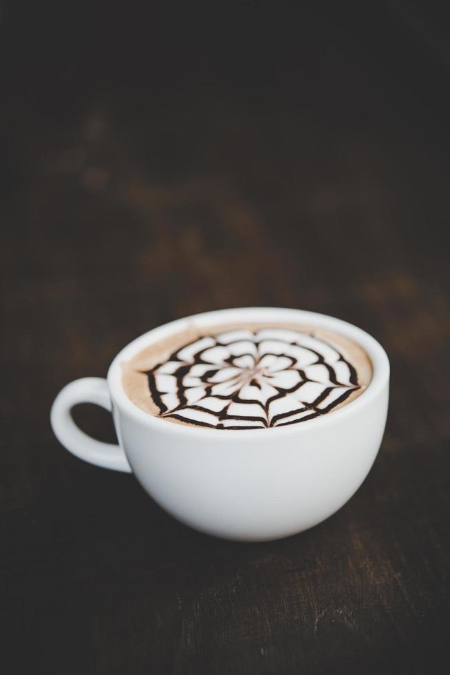 uma xícara de café na mesa de madeira foto