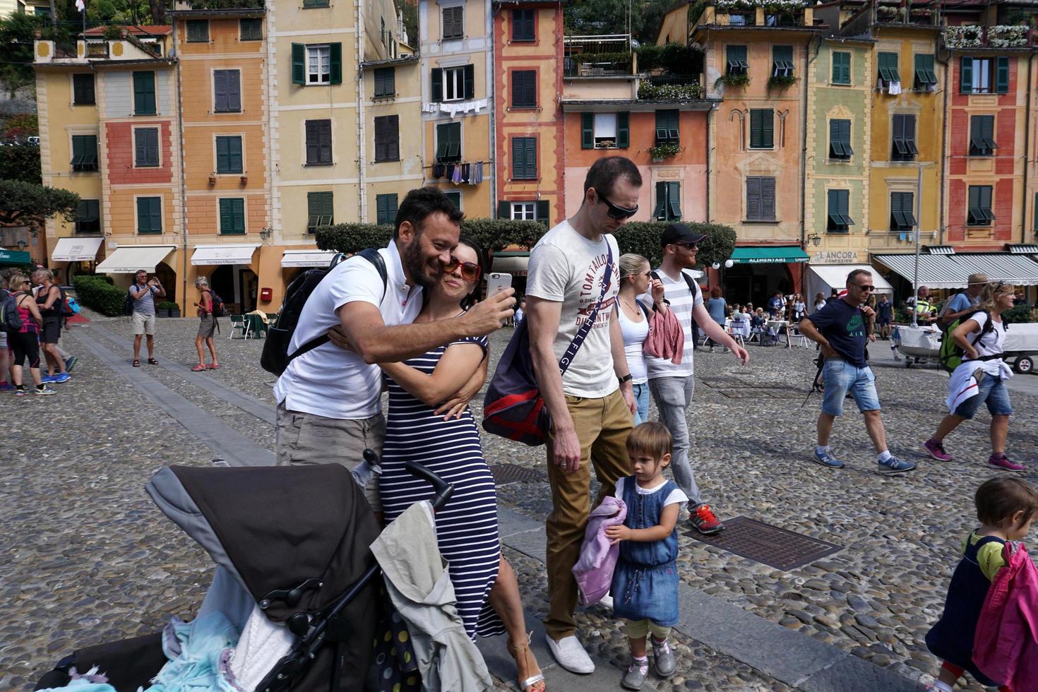 portofino, itália - 19 de setembro de 2017 - vip e turista na vila pitoresca foto