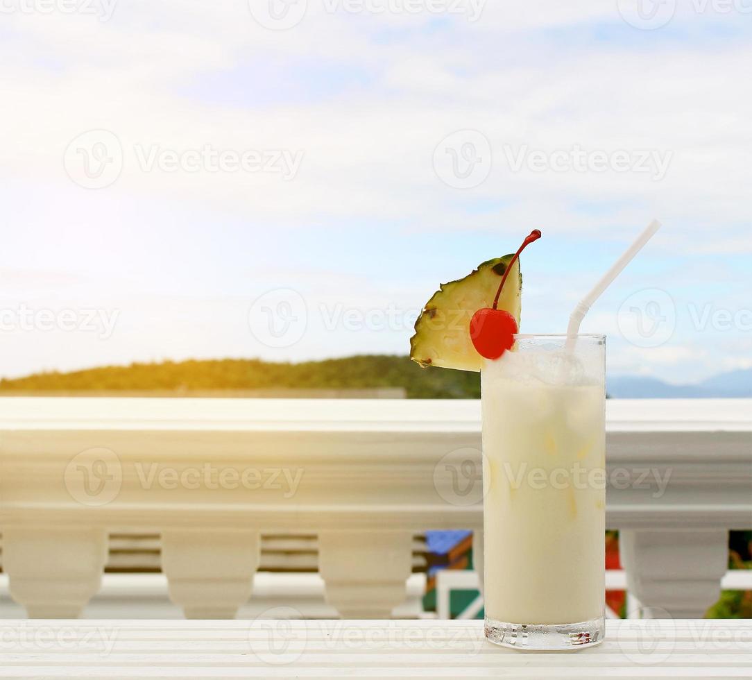 Coquetel de leite e coco na mesa de um café na praia foto