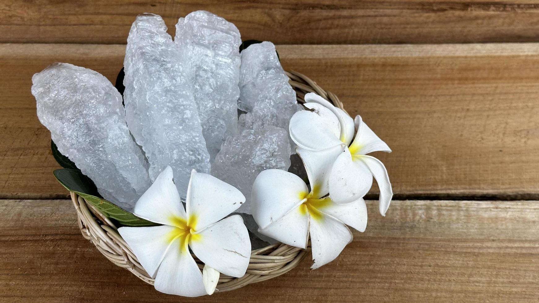 cubos de alume em fundo de madeira marrom conceito de substância composta química para spa e tratamento industrial de axilas foto