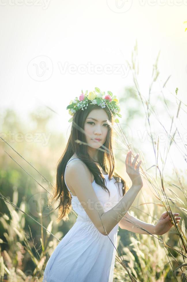 menina bonita em um jardim de flores de primavera 3 foto