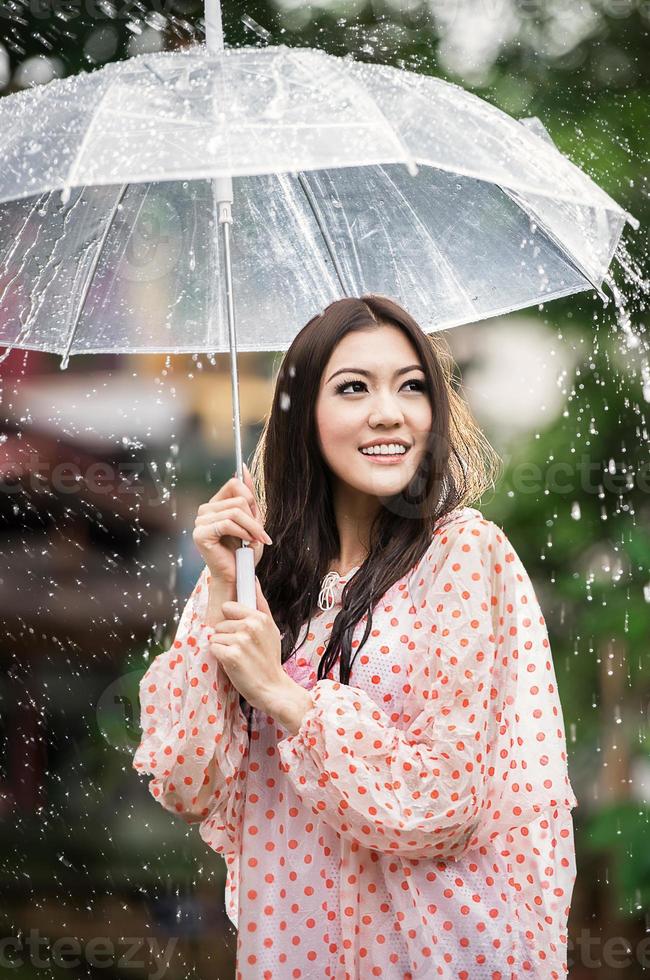 linda garota na chuva com guarda-chuva transparente foto