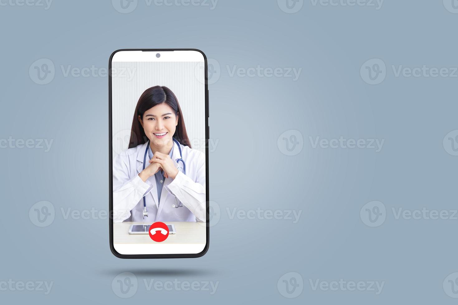 médica conversando online com pacientes. o conceito de smartphone preto conecta-se à comunicação via tecnologia online. o médico pode examinar o paciente por chamada de vídeo. caminho de recorte foto