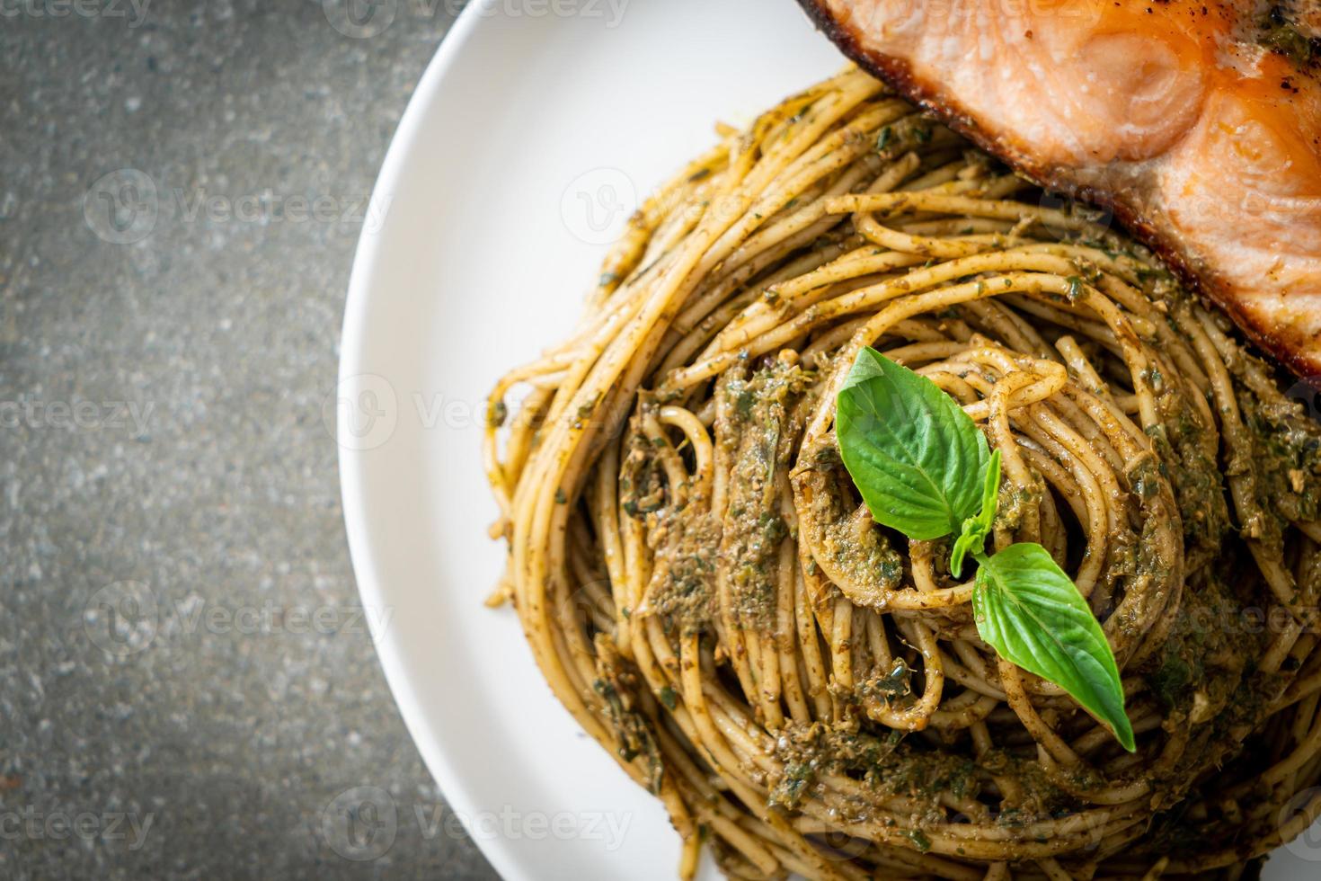 macarrão espaguete pesto com salmão grelhado foto