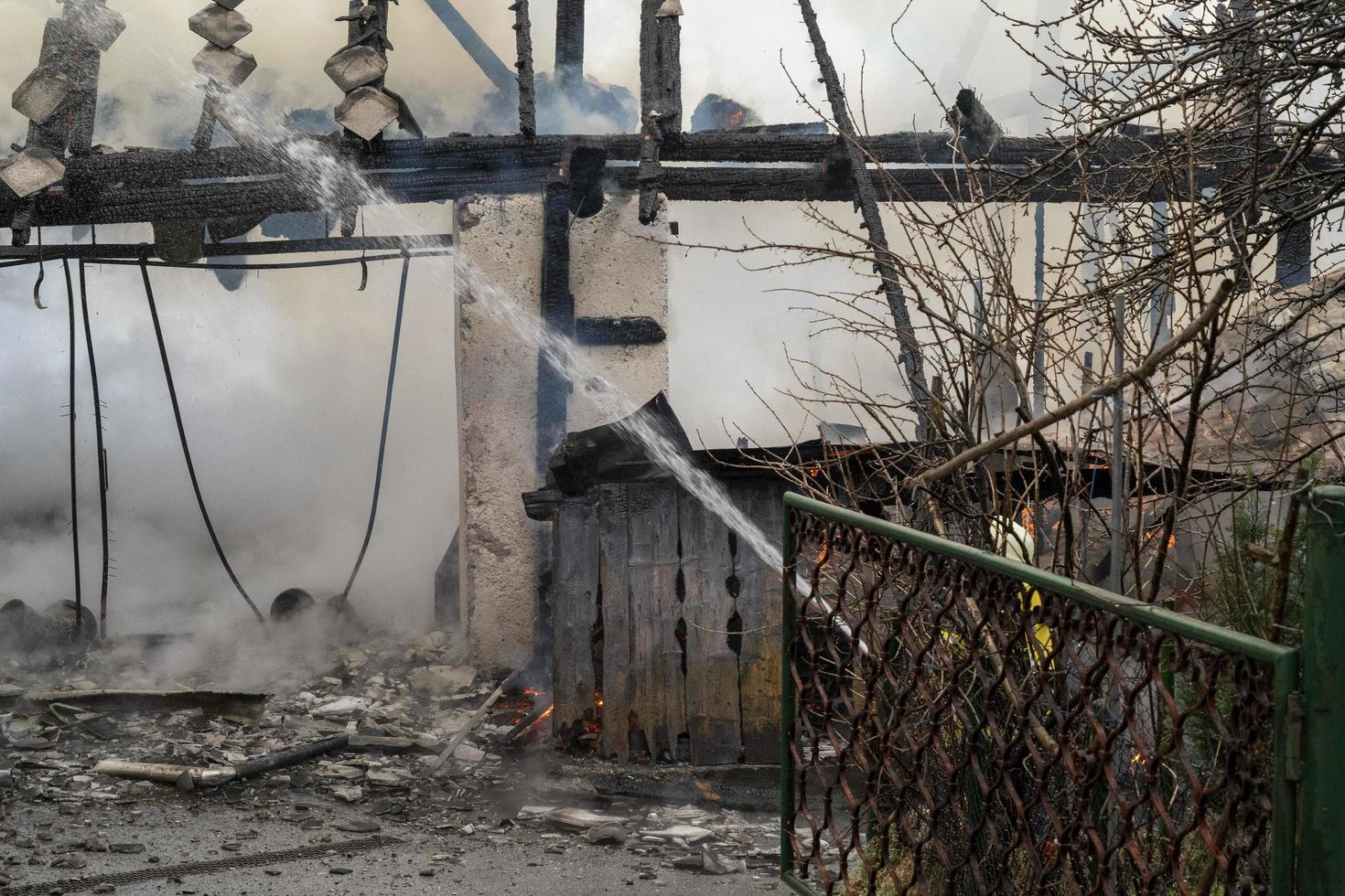 bombeiros combatendo um incêndio em casa foto