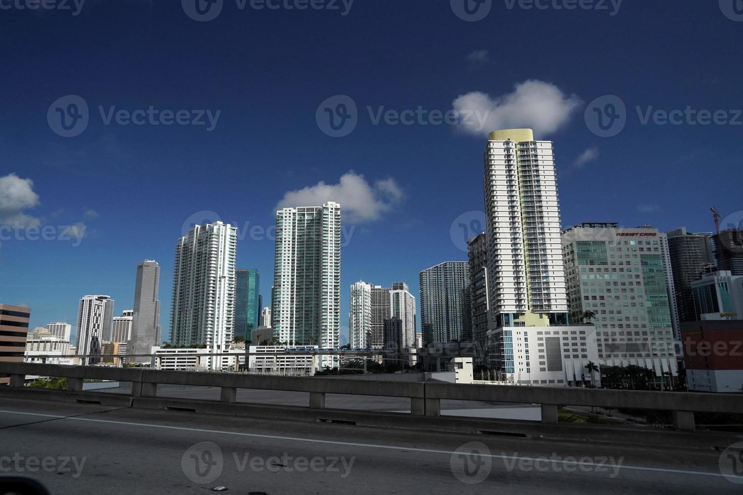 miami, eua - 5 de novembro de 2018 - rodovias congestionadas de miami florida foto