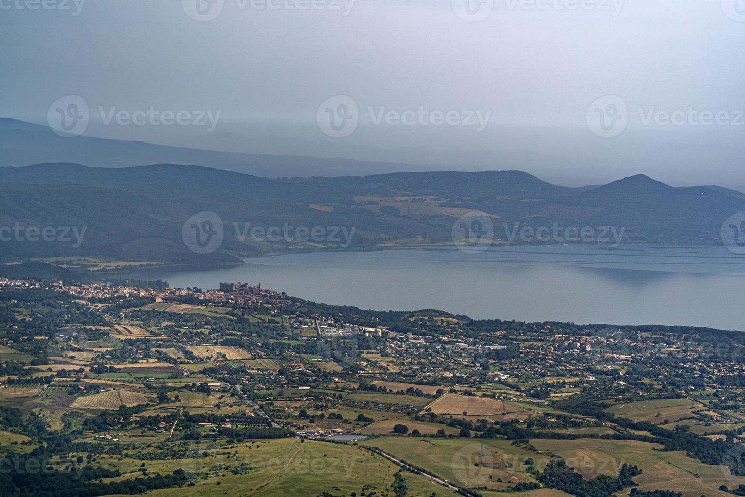 vista aérea do lago bracciano itália foto