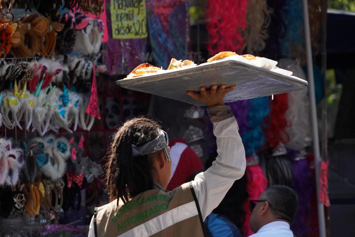 cidade do méxico, 3 de fevereiro de 2019 - parque da cidade chapultepec lotado de pessoas no domingo foto