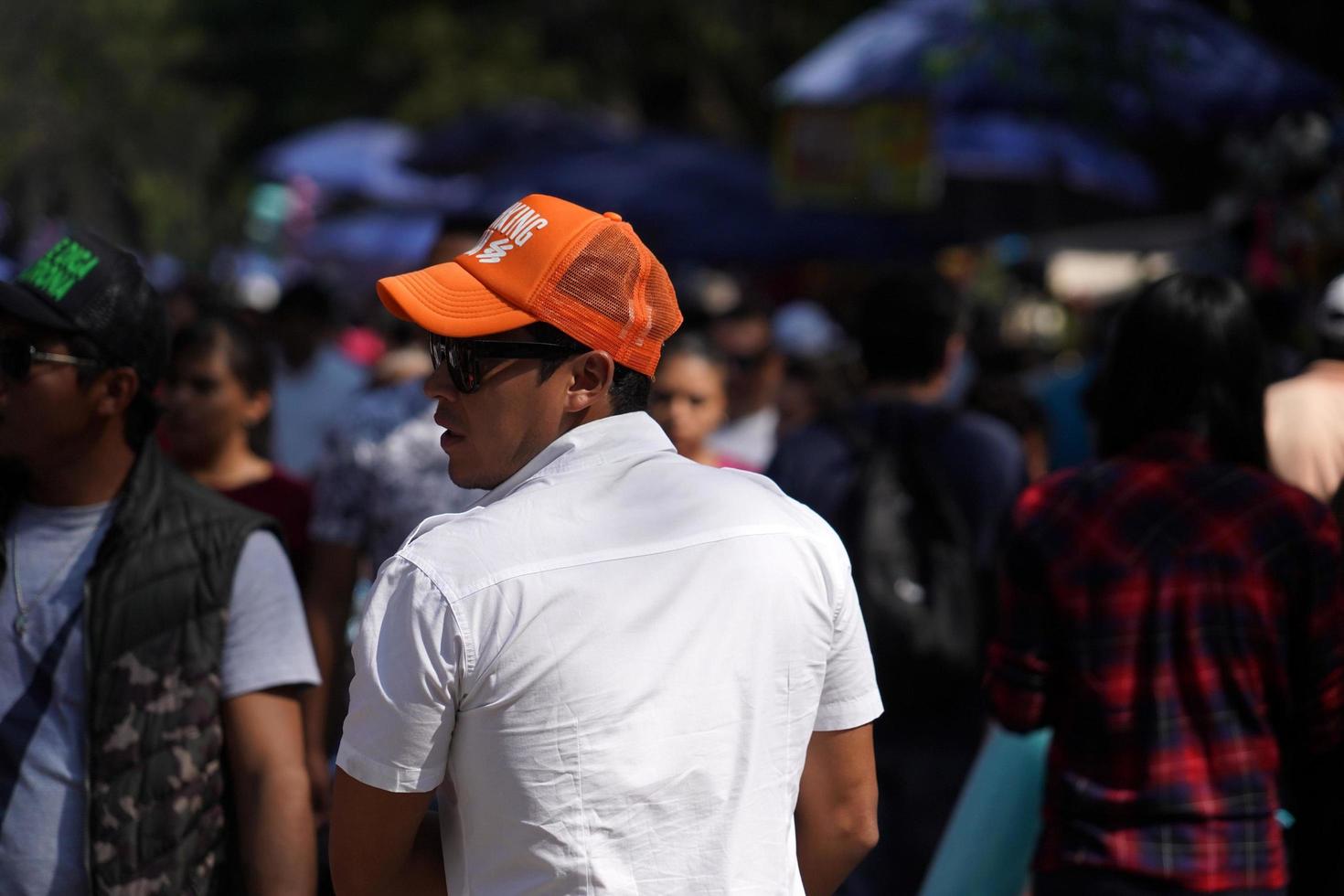 cidade do méxico, 3 de fevereiro de 2019 - parque da cidade chapultepec lotado de pessoas no domingo foto