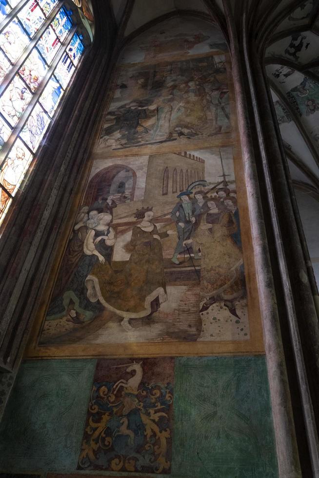 kutna hora, república tcheca - 14 de julho de 2019 - interior do dome saint barbara church window glass mucha liberty style foto