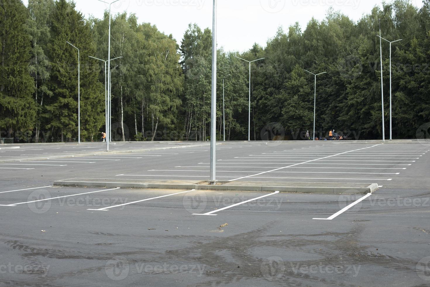 estacionamento vazio. grande área para carros. lugar de estacionamento. foto