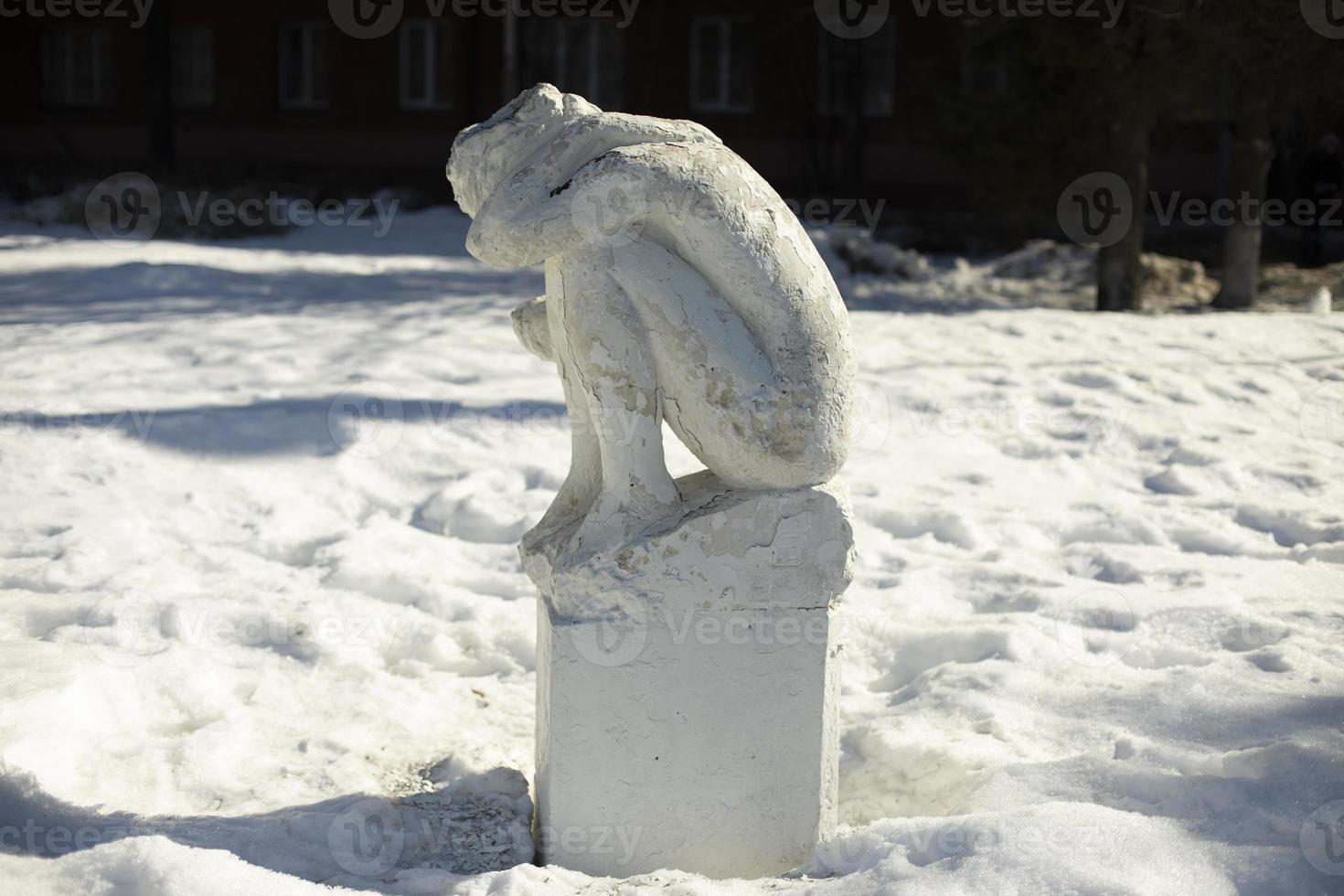 estátua no parque no inverno. figura de gesso na rua. garota de pedra. foto