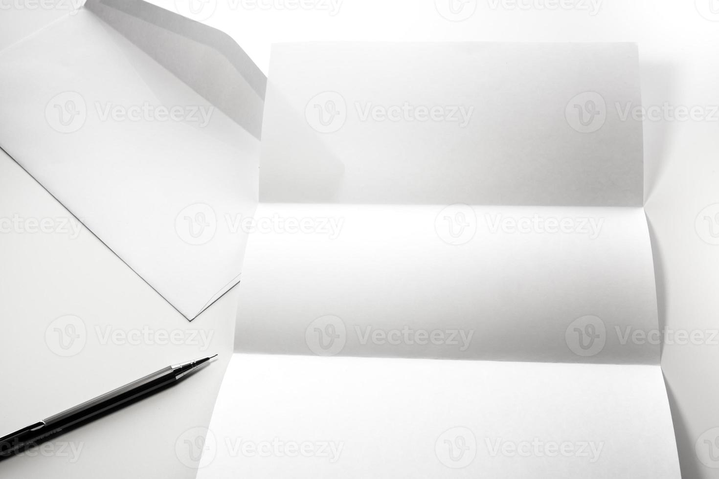 em branco de papel de carta e envelope branco com caneta foto