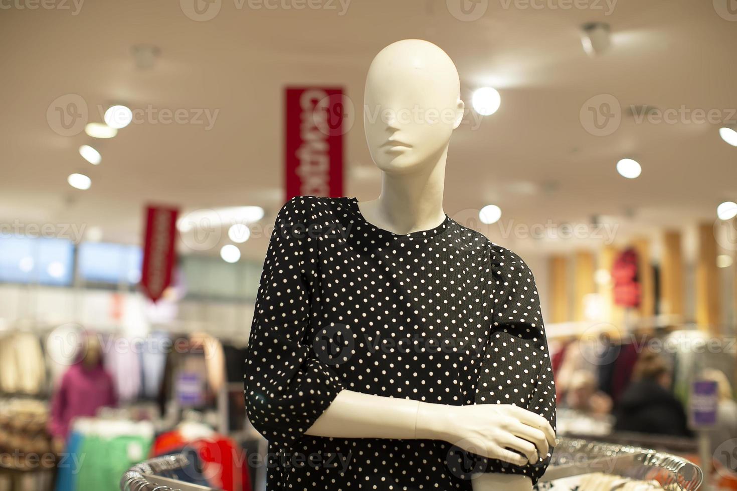 manequins em uma loja de roupas nas cores vermelho e azul. venda de roupas. foto