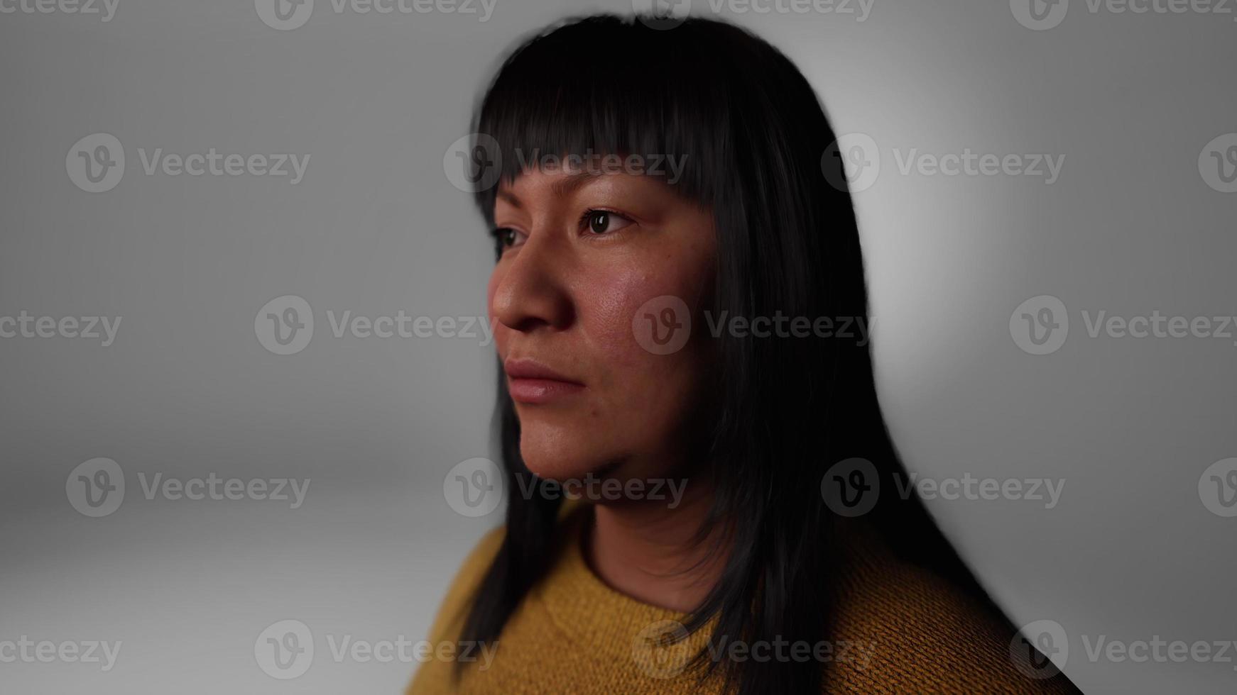 retrato de senhora mexicana adulta no escuro foto