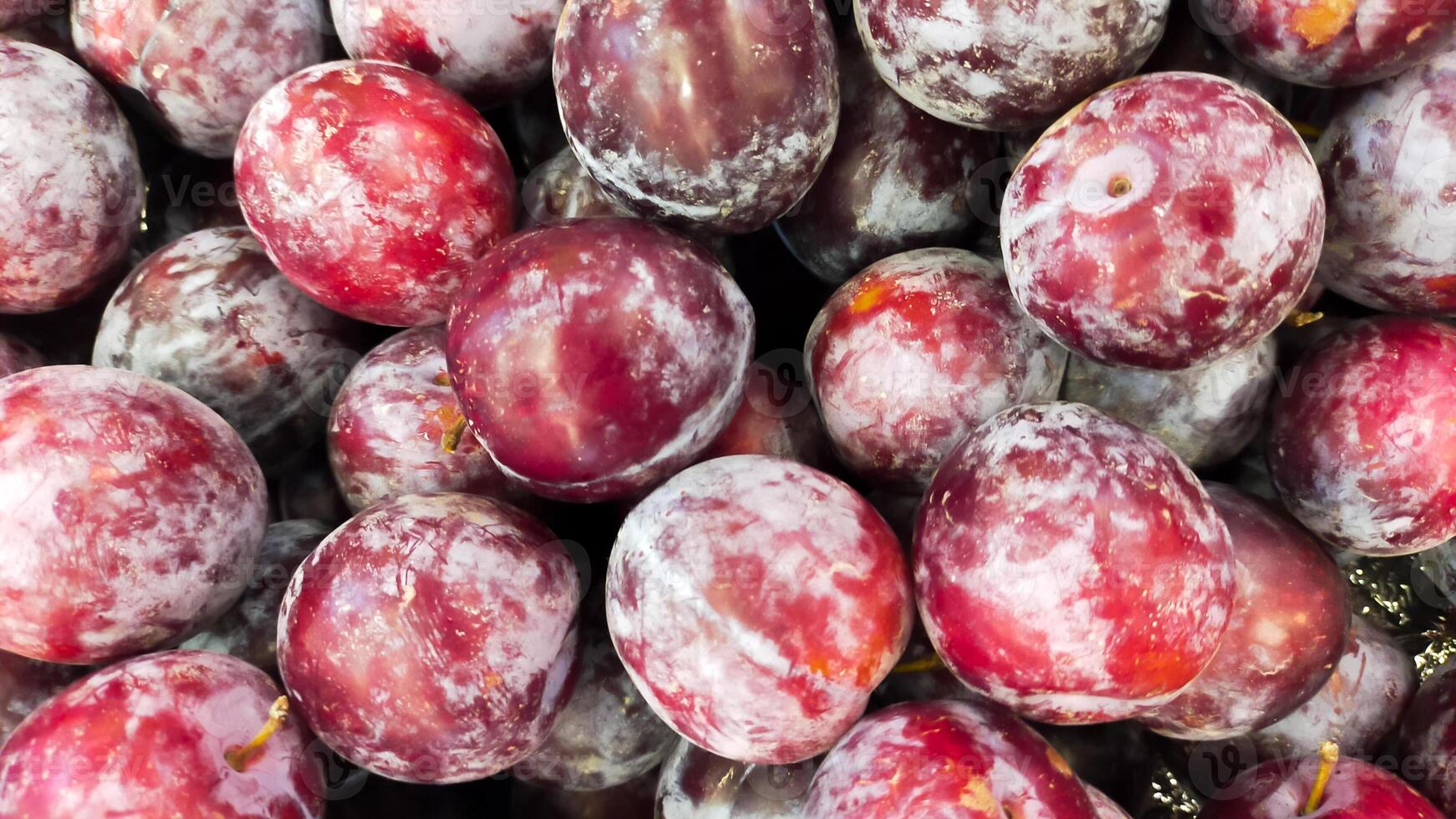 pilha de ameixa cereja ou exibição de ameixa vermelha no mercado. foto