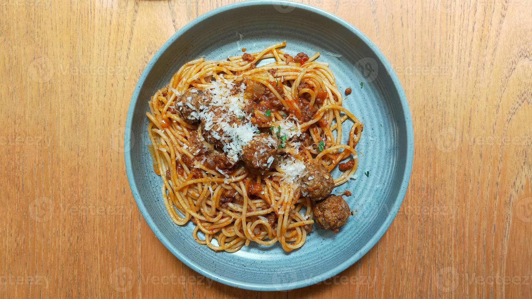 foto de close-up de espaguete e almôndegas servem no prato.