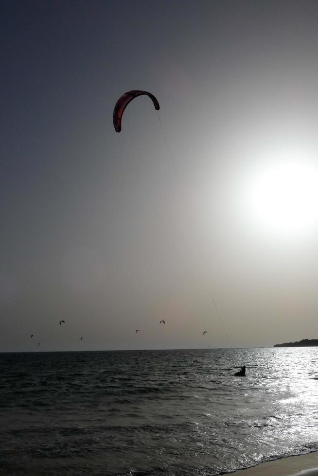 windsurf, kitesurf, esportes náuticos e de vento movidos a velas ou pipas foto