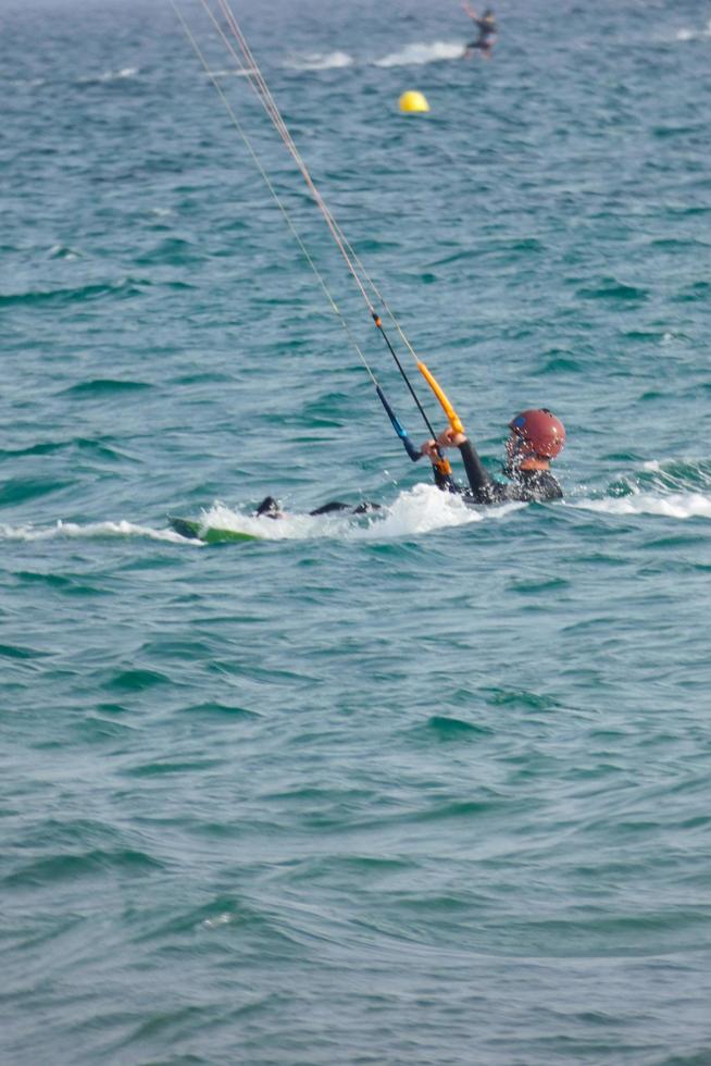 windsurf, kitesurf, esportes náuticos e de vento movidos a velas ou pipas foto