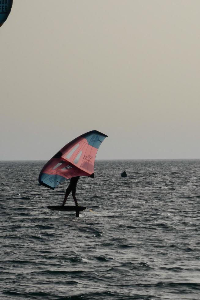 windsurf, kitesurf, esportes náuticos e de vento movidos a velas ou pipas foto