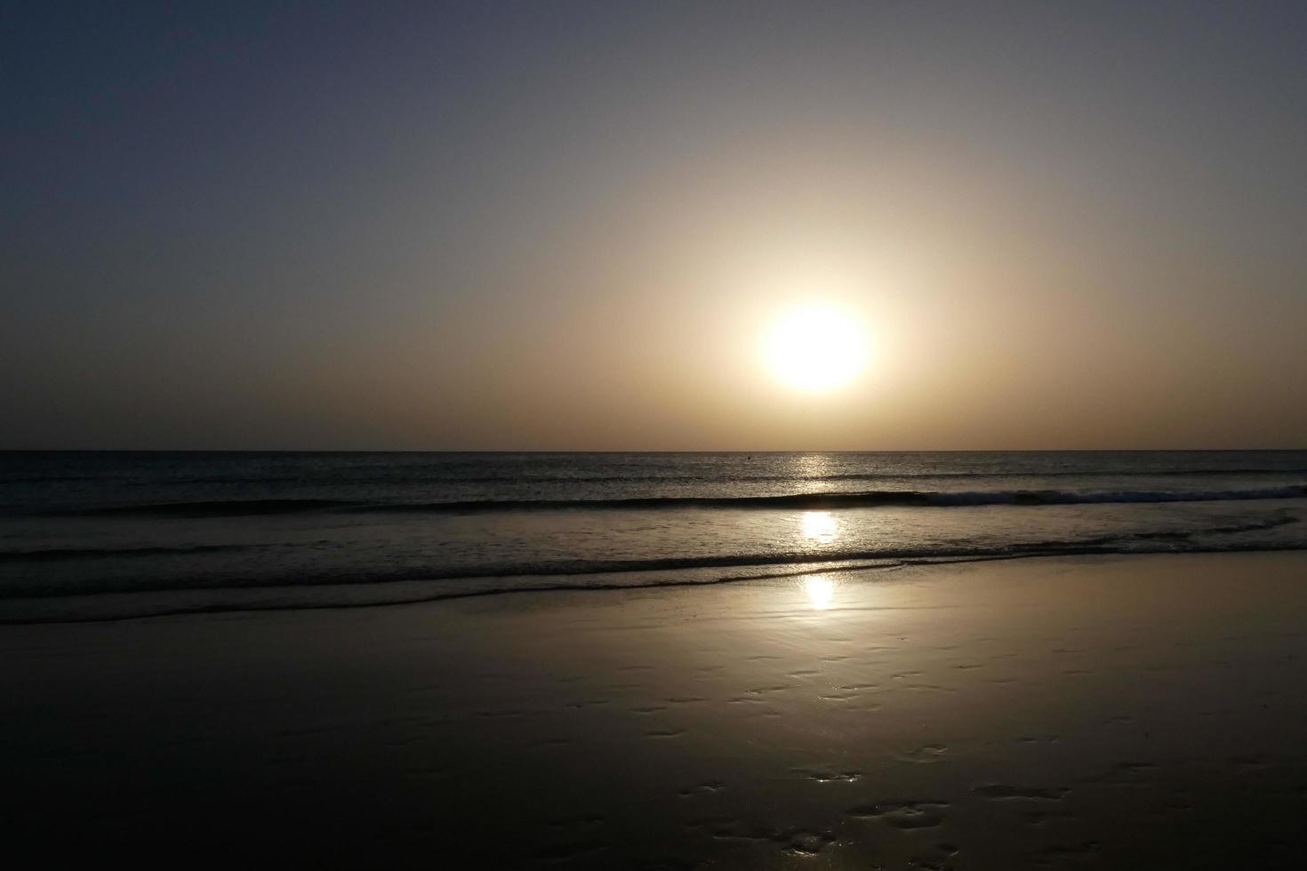 pôr do sol sobre o mar, pôr do sol no outono na praia de zahara de los atunes, cádiz, andaluzia, espanha foto