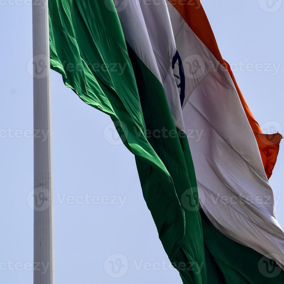 bandeira da índia voando alto no lugar de connaught com orgulho no céu azul, bandeira da índia tremulando, bandeira indiana no dia da independência e dia da república da índia, tiro inclinado, acenando a bandeira indiana, har ghar tiranga foto