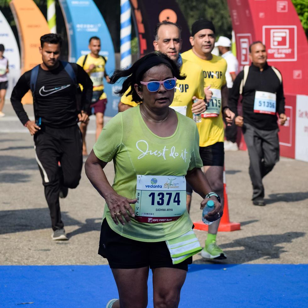 nova delhi, índia - 16 de outubro de 2022 - vedanta delhi meia maratona após covid em que os participantes da maratona prestes a cruzar a linha de chegada, meia maratona de delhi 2022 foto