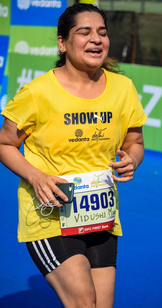 nova delhi, índia - 16 de outubro de 2022 - vedanta delhi meia maratona após covid em que os participantes da maratona prestes a cruzar a linha de chegada, meia maratona de delhi 2022 foto