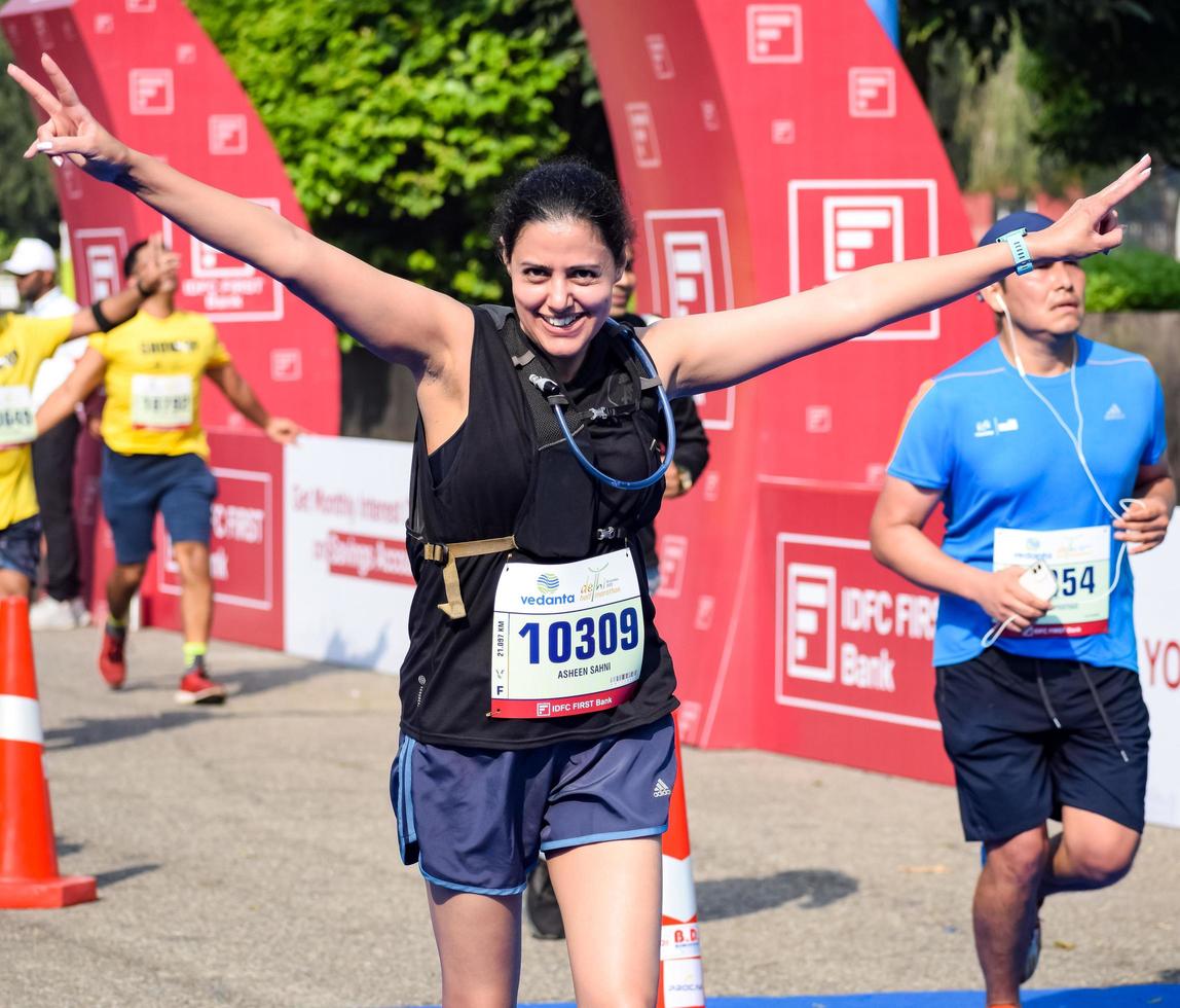 nova delhi, índia - 16 de outubro de 2022 - vedanta delhi meia maratona após covid em que os participantes da maratona prestes a cruzar a linha de chegada, meia maratona de delhi 2022 foto